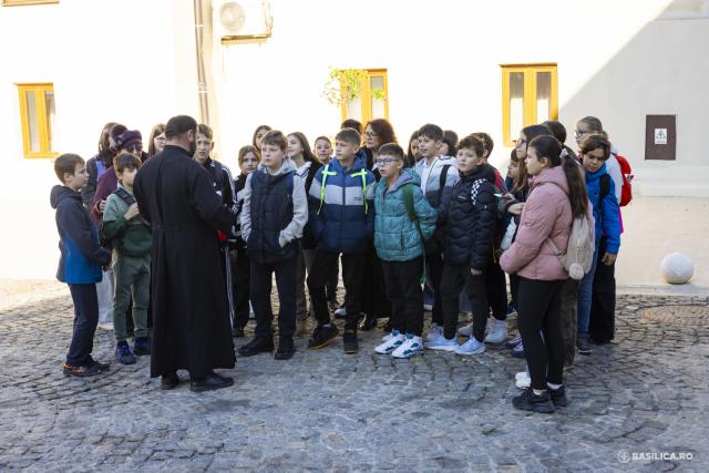 Pelerini pe Colina Bucuriei, rugători înaintea raclei Sfântului Dimitrie Basarabov / Foto: Mircea Florescu / basilica.ro Pelerini pe Colina Bucuriei, rugători înaintea raclei Sfântului Dimitrie Basarabov