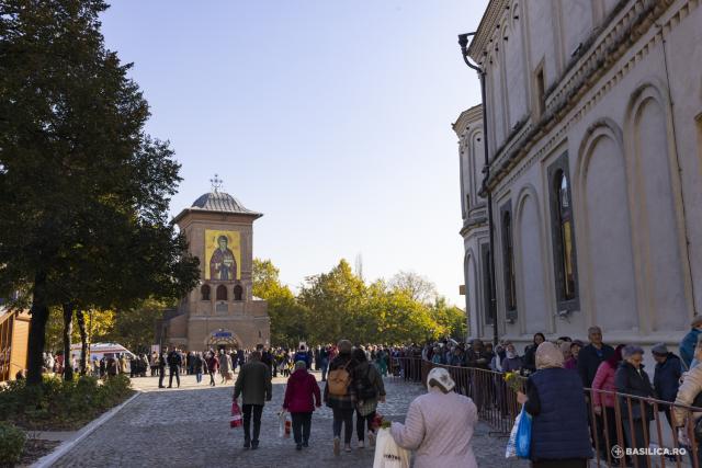 Pelerini pe Colina Bucuriei, rugători înaintea raclei Sfântului Dimitrie Basarabov / Foto: Mircea Florescu / basilica.ro Pelerini pe Colina Bucuriei, rugători înaintea raclei Sfântului Dimitrie Basarabov