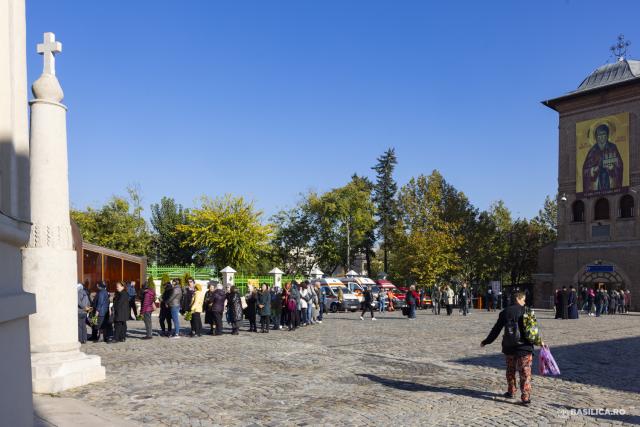 Pelerini pe Colina Bucuriei, rugători înaintea raclei Sfântului Dimitrie Basarabov / Foto: Mircea Florescu / basilica.ro Pelerini pe Colina Bucuriei, rugători înaintea raclei Sfântului Dimitrie Basarabov