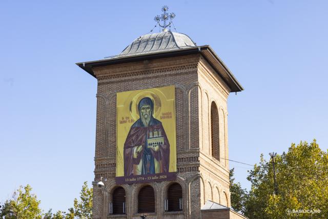 Pelerini pe Colina Bucuriei, rugători înaintea raclei Sfântului Dimitrie Basarabov / Foto: Mircea Florescu / basilica.ro Pelerini pe Colina Bucuriei, rugători înaintea raclei Sfântului Dimitrie Basarabov