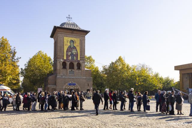 Pelerini pe Colina Bucuriei, rugători înaintea raclei Sfântului Dimitrie Basarabov / Foto: Mircea Florescu / basilica.ro Pelerini pe Colina Bucuriei, rugători înaintea raclei Sfântului Dimitrie Basarabov