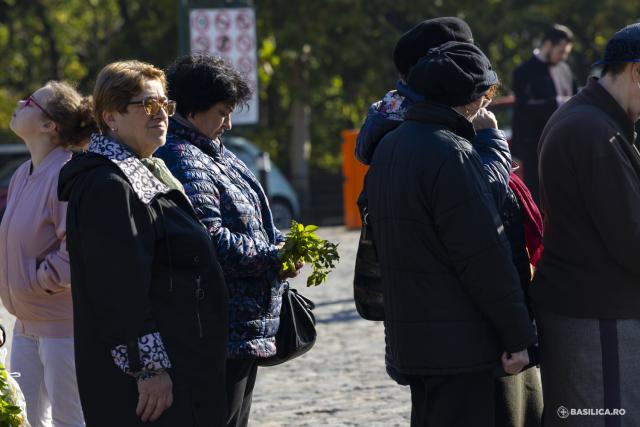 Pelerini pe Colina Bucuriei, rugători înaintea raclei Sfântului Dimitrie Basarabov / Foto: Mircea Florescu / basilica.ro Pelerini pe Colina Bucuriei, rugători înaintea raclei Sfântului Dimitrie Basarabov
