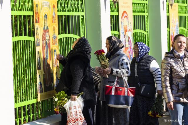 Pelerini pe Colina Bucuriei, rugători înaintea raclei Sfântului Dimitrie Basarabov / Foto: Mircea Florescu / basilica.ro Pelerini pe Colina Bucuriei, rugători înaintea raclei Sfântului Dimitrie Basarabov