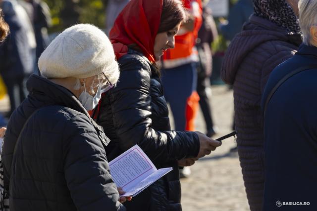 Pelerini pe Colina Bucuriei, rugători înaintea raclei Sfântului Dimitrie Basarabov / Foto: Mircea Florescu / basilica.ro Pelerini pe Colina Bucuriei, rugători înaintea raclei Sfântului Dimitrie Basarabov