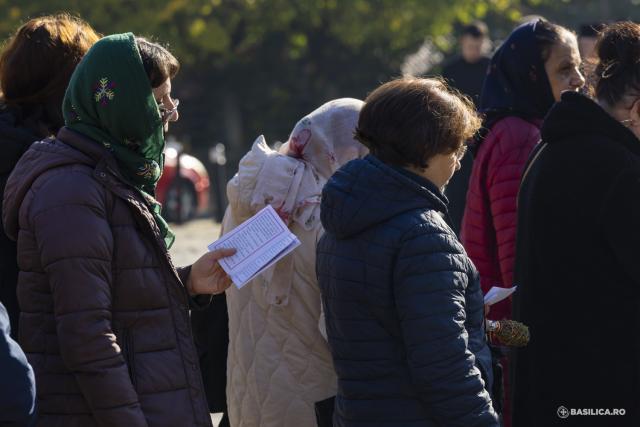 Pelerini pe Colina Bucuriei, rugători înaintea raclei Sfântului Dimitrie Basarabov / Foto: Mircea Florescu / basilica.ro Pelerini pe Colina Bucuriei, rugători înaintea raclei Sfântului Dimitrie Basarabov