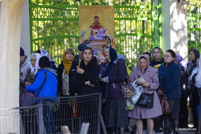 Pelerini pe Colina Bucuriei, rugători înaintea raclei Sfântului Dimitrie Basarabov / Foto: Mircea Florescu / basilica.ro Pelerini pe Colina Bucuriei, rugători înaintea raclei Sfântului Dimitrie Basarabov