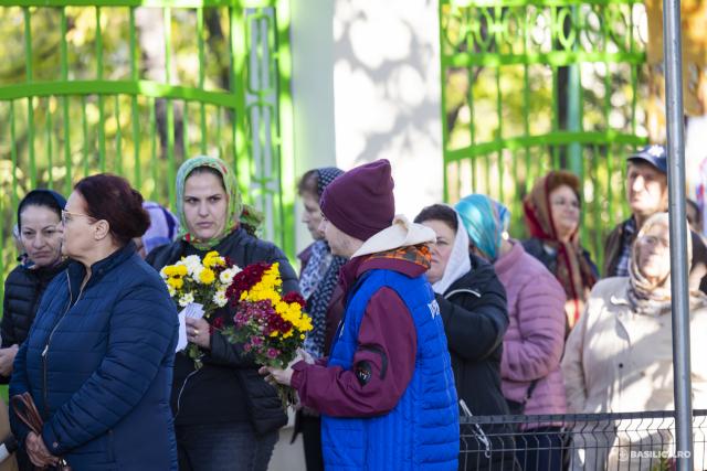 Pelerini pe Colina Bucuriei, rugători înaintea raclei Sfântului Dimitrie Basarabov / Foto: Mircea Florescu / basilica.ro Pelerini pe Colina Bucuriei, rugători înaintea raclei Sfântului Dimitrie Basarabov