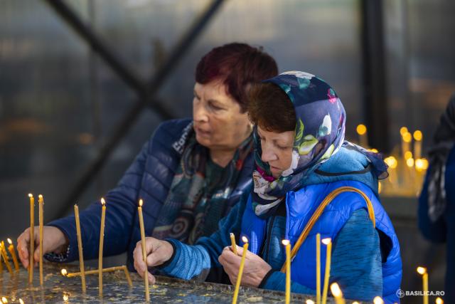 Pelerini pe Colina Bucuriei, rugători înaintea raclei Sfântului Dimitrie Basarabov
