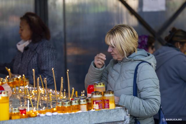 Pelerini pe Colina Bucuriei, rugători înaintea raclei Sfântului Dimitrie Basarabov