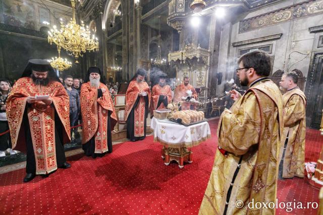 Priveghere în cinstea Sfântului Gheorghe la Catedrala Mitropolitană din Iași / Foto: pr. Silviu Cluci Priveghere în cinstea Sfântului Gheorghe la Catedrala Mitropolitană din Iași