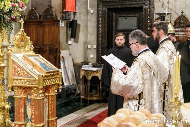 Priveghere în cinstea Sfântului Iosif cel Milostiv la Catedrala Mitropolitană din Iași / Foto: pr. Silviu Cluci Priveghere în cinstea Sfântului Iosif cel Milostiv la Catedrala Mitropolitană din Iași