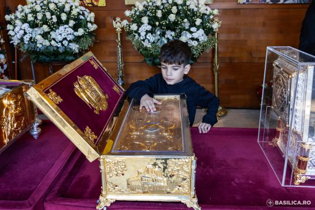Slujbă de priveghere în cinstea Sfântului Mare Mucenic Dimitrie, Izvorâtorul de mir / Foto credit: Basilica.ro / Raluca-Emanuela Ene (Foto) Slujbă de priveghere în cinstea Sfântului Mare Mucenic Dimitrie, Izvorâtorul de mir