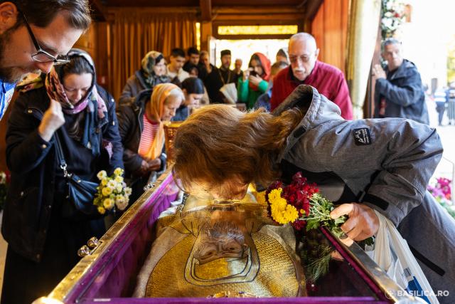 Slujbă de priveghere în cinstea Sfântului Mare Mucenic Dimitrie, Izvorâtorul de mir / Foto credit: Basilica.ro / Raluca-Emanuela Ene (Foto) Slujbă de priveghere în cinstea Sfântului Mare Mucenic Dimitrie, Izvorâtorul de mir