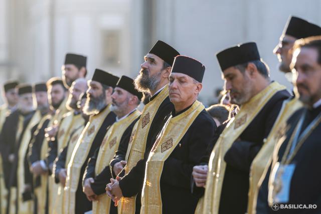Slujbă de priveghere în cinstea Sfântului Mare Mucenic Dimitrie, Izvorâtorul de mir / Foto credit: Basilica.ro / Raluca-Emanuela Ene (Foto) Slujbă de priveghere în cinstea Sfântului Mare Mucenic Dimitrie, Izvorâtorul de mir