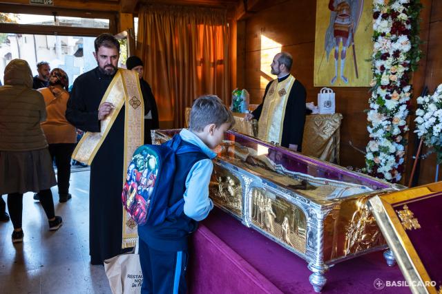 Slujbă de priveghere în cinstea Sfântului Mare Mucenic Dimitrie, Izvorâtorul de mir / Foto credit: Basilica.ro / Raluca-Emanuela Ene (Foto) Slujbă de priveghere în cinstea Sfântului Mare Mucenic Dimitrie, Izvorâtorul de mir