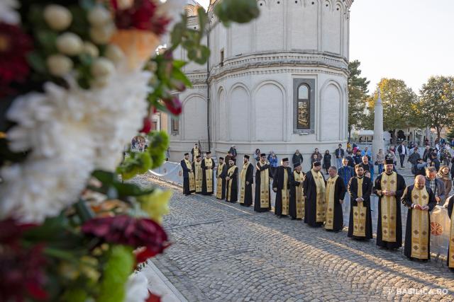 Slujbă de priveghere în cinstea Sfântului Mare Mucenic Dimitrie, Izvorâtorul de mir / Foto credit: Basilica.ro / Raluca-Emanuela Ene (Foto) Slujbă de priveghere în cinstea Sfântului Mare Mucenic Dimitrie, Izvorâtorul de mir