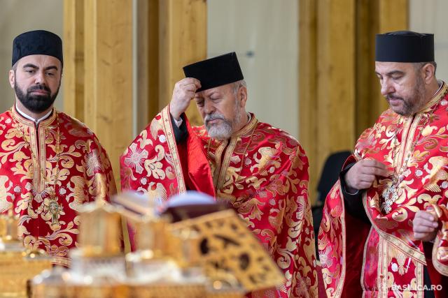 Slujbă de priveghere în cinstea Sfântului Mare Mucenic Dimitrie, Izvorâtorul de mir / Foto credit: Basilica.ro / Raluca-Emanuela Ene (Foto) Slujbă de priveghere în cinstea Sfântului Mare Mucenic Dimitrie, Izvorâtorul de mir