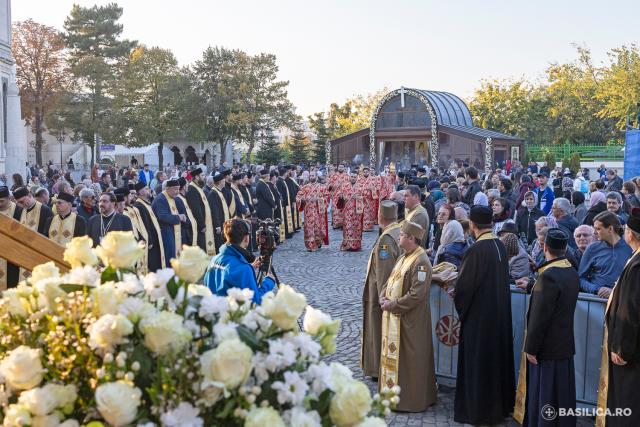 Slujbă de priveghere în cinstea Sfântului Mare Mucenic Dimitrie, Izvorâtorul de mir / Foto credit: Basilica.ro / Raluca-Emanuela Ene (Foto) Slujbă de priveghere în cinstea Sfântului Mare Mucenic Dimitrie, Izvorâtorul de mir
