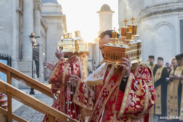 Slujbă de priveghere în cinstea Sfântului Mare Mucenic Dimitrie, Izvorâtorul de mir / Foto credit: Basilica.ro / Raluca-Emanuela Ene (Foto) Slujbă de priveghere în cinstea Sfântului Mare Mucenic Dimitrie, Izvorâtorul de mir