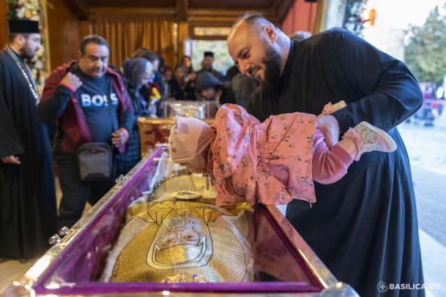 Slujbă de priveghere în cinstea Sfântului Mare Mucenic Dimitrie, Izvorâtorul de mir / Foto credit: Basilica.ro / Raluca-Emanuela Ene (Foto) Slujbă de priveghere în cinstea Sfântului Mare Mucenic Dimitrie, Izvorâtorul de mir