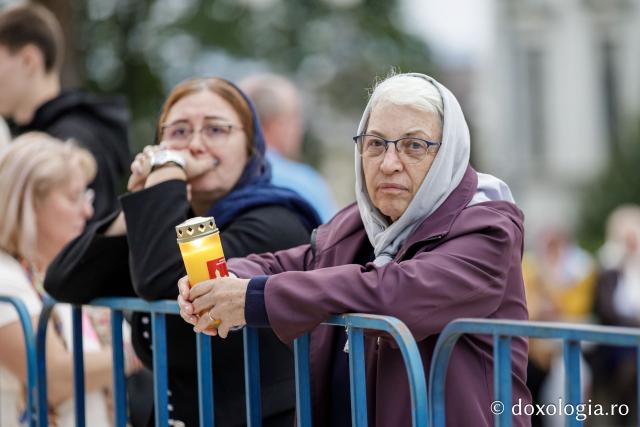 (Foto) Pelerinaj pe Calea Sfinților – credință și rugăciune în lumina harului Sfinților Parascheva și Pantelimon