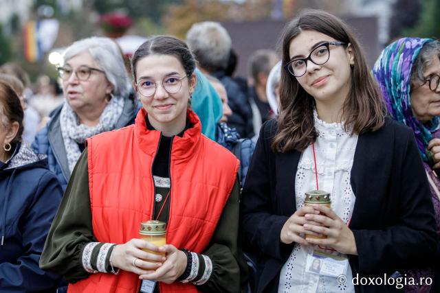 (Foto) Pelerinaj pe Calea Sfinților – credință și rugăciune în lumina harului Sfinților Parascheva și Pantelimon