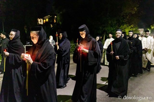 (Foto) Pelerinaj pe Calea Sfinților – credință și rugăciune în lumina harului Sfinților Parascheva și Pantelimon