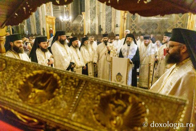 Procesiunea scoaterii spre închinare a moaștelor Sfintei Cuvioase Parascheva / Foto: pr. Silviu Cluci Procesiunea scoaterii spre închinare a moaștelor Sfintei Cuvioase Parascheva