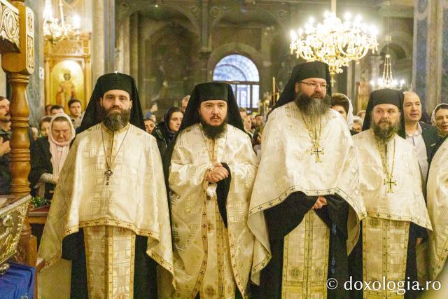 Procesiunea scoaterii spre închinare a moaștelor Sfintei Cuvioase Parascheva / Foto: pr. Silviu Cluci Procesiunea scoaterii spre închinare a moaștelor Sfintei Cuvioase Parascheva