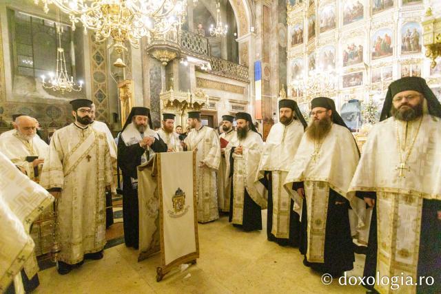 Procesiunea scoaterii spre închinare a moaștelor Sfintei Cuvioase Parascheva / Foto: pr. Silviu Cluci Procesiunea scoaterii spre închinare a moaștelor Sfintei Cuvioase Parascheva