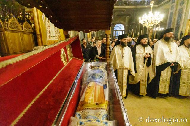 Procesiunea scoaterii spre închinare a moaștelor Sfintei Cuvioase Parascheva / Foto: pr. Silviu Cluci Procesiunea scoaterii spre închinare a moaștelor Sfintei Cuvioase Parascheva