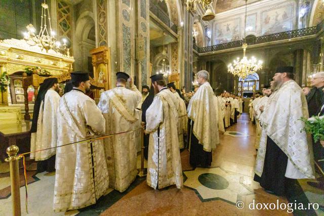 Procesiunea scoaterii spre închinare a moaștelor Sfintei Cuvioase Parascheva / Foto: pr. Silviu Cluci Procesiunea scoaterii spre închinare a moaștelor Sfintei Cuvioase Parascheva