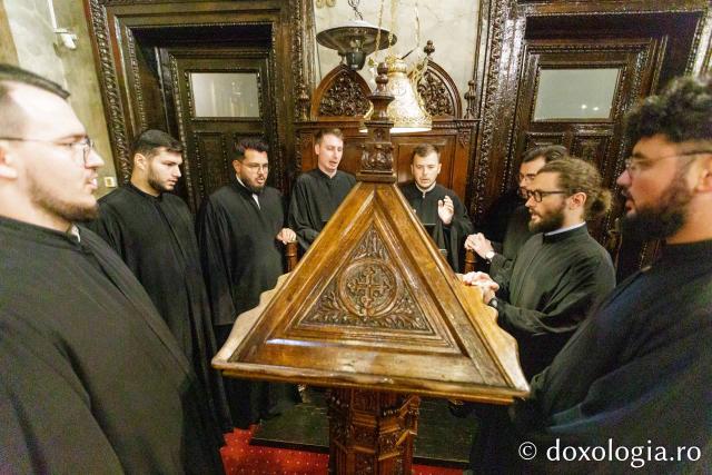 Procesiunea scoaterii spre închinare a moaștelor Sfintei Cuvioase Parascheva / Foto: pr. Silviu Cluci Procesiunea scoaterii spre închinare a moaștelor Sfintei Cuvioase Parascheva