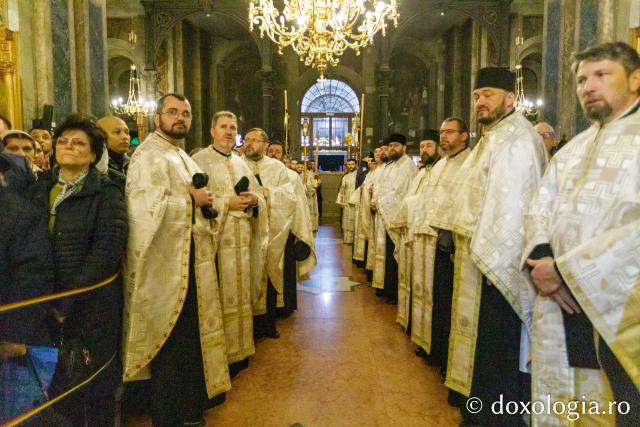 Procesiunea scoaterii spre închinare a moaștelor Sfintei Cuvioase Parascheva / Foto: pr. Silviu Cluci Procesiunea scoaterii spre închinare a moaștelor Sfintei Cuvioase Parascheva