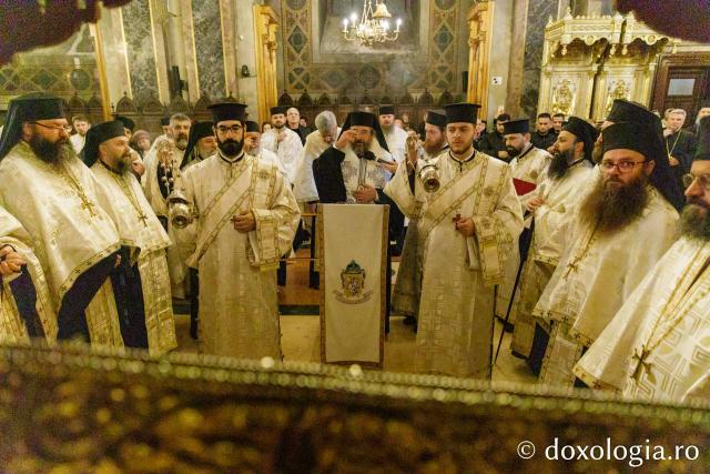 Procesiunea scoaterii spre închinare a moaștelor Sfintei Cuvioase Parascheva / Foto: pr. Silviu Cluci Procesiunea scoaterii spre închinare a moaștelor Sfintei Cuvioase Parascheva