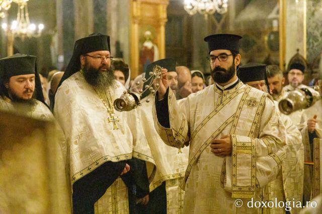 Procesiunea scoaterii spre închinare a moaștelor Sfintei Cuvioase Parascheva / Foto: pr. Silviu Cluci Procesiunea scoaterii spre închinare a moaștelor Sfintei Cuvioase Parascheva