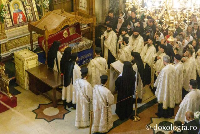 Procesiunea scoaterii spre închinare a moaștelor Sfintei Cuvioase Parascheva / Foto: pr. Silviu Cluci Procesiunea scoaterii spre închinare a moaștelor Sfintei Cuvioase Parascheva