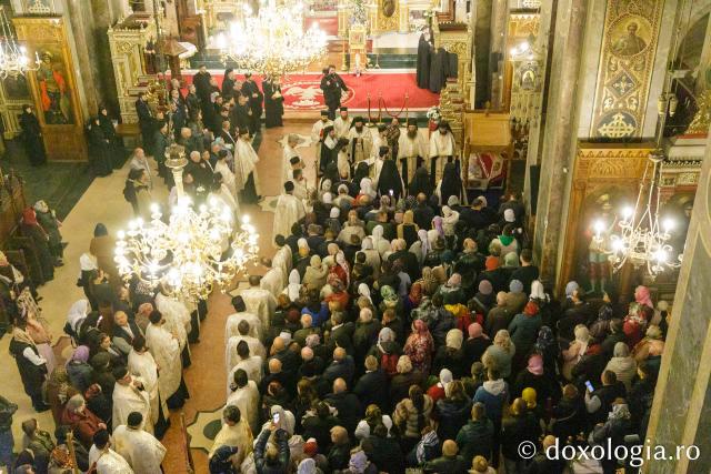 Procesiunea scoaterii spre închinare a moaștelor Sfintei Cuvioase Parascheva / Foto: pr. Silviu Cluci Procesiunea scoaterii spre închinare a moaștelor Sfintei Cuvioase Parascheva