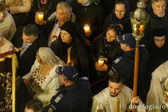 Procesiunea scoaterii spre închinare a moaștelor Sfintei Cuvioase Parascheva / Foto: pr. Silviu Cluci Procesiunea scoaterii spre închinare a moaștelor Sfintei Cuvioase Parascheva