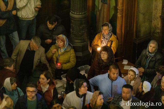 Procesiunea scoaterii spre închinare a moaștelor Sfintei Cuvioase Parascheva / Foto: pr. Silviu Cluci Procesiunea scoaterii spre închinare a moaștelor Sfintei Cuvioase Parascheva