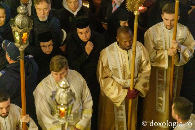 Procesiunea scoaterii spre închinare a moaștelor Sfintei Cuvioase Parascheva / Foto: pr. Silviu Cluci Procesiunea scoaterii spre închinare a moaștelor Sfintei Cuvioase Parascheva