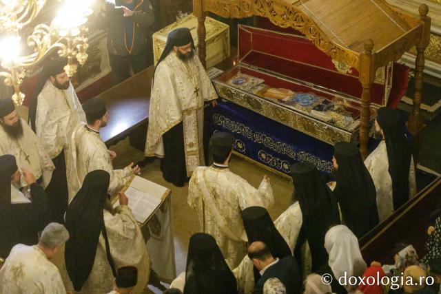 Procesiunea scoaterii spre închinare a moaștelor Sfintei Cuvioase Parascheva / Foto: pr. Silviu Cluci Procesiunea scoaterii spre închinare a moaștelor Sfintei Cuvioase Parascheva