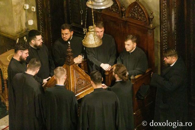 Procesiunea scoaterii spre închinare a moaștelor Sfintei Cuvioase Parascheva / Foto: pr. Silviu Cluci Procesiunea scoaterii spre închinare a moaștelor Sfintei Cuvioase Parascheva