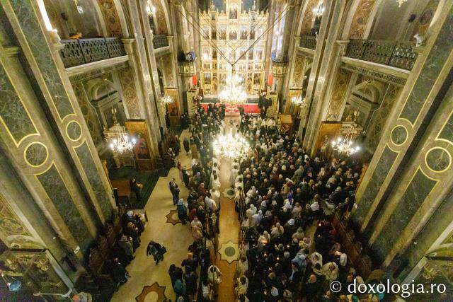 Procesiunea scoaterii spre închinare a moaștelor Sfintei Cuvioase Parascheva / Foto: pr. Silviu Cluci Procesiunea scoaterii spre închinare a moaștelor Sfintei Cuvioase Parascheva