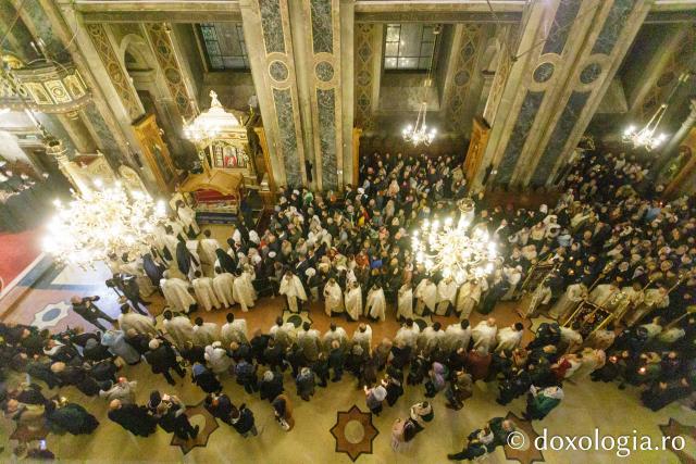 Procesiunea scoaterii spre închinare a moaștelor Sfintei Cuvioase Parascheva / Foto: pr. Silviu Cluci Procesiunea scoaterii spre închinare a moaștelor Sfintei Cuvioase Parascheva