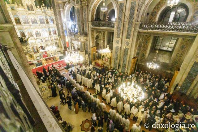 Procesiunea scoaterii spre închinare a moaștelor Sfintei Cuvioase Parascheva / Foto: pr. Silviu Cluci Procesiunea scoaterii spre închinare a moaștelor Sfintei Cuvioase Parascheva