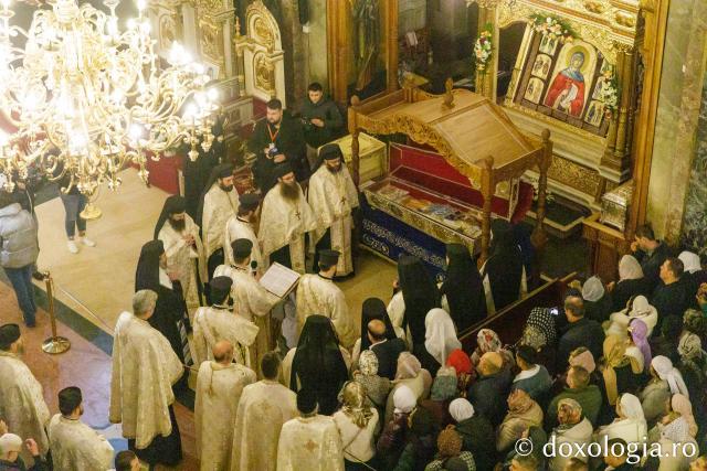 Procesiunea scoaterii spre închinare a moaștelor Sfintei Cuvioase Parascheva / Foto: pr. Silviu Cluci Procesiunea scoaterii spre închinare a moaștelor Sfintei Cuvioase Parascheva