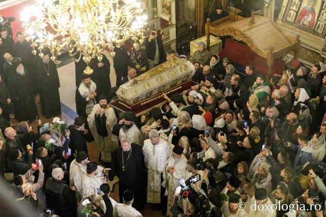Procesiunea scoaterii spre închinare a moaștelor Sfintei Cuvioase Parascheva / Foto: pr. Silviu Cluci Procesiunea scoaterii spre închinare a moaștelor Sfintei Cuvioase Parascheva