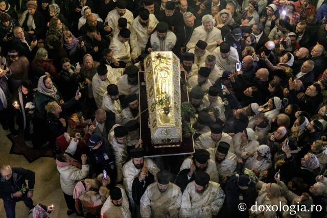 Procesiunea scoaterii spre închinare a moaștelor Sfintei Cuvioase Parascheva / Foto: pr. Silviu Cluci (Foto) Jurnal de pelerin la Sfânta Cuvioasă Parascheva – Ziua I, 8 octombrie 2024