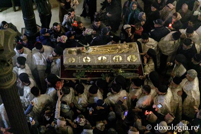 Procesiunea scoaterii spre închinare a moaștelor Sfintei Cuvioase Parascheva / Foto: pr. Silviu Cluci Procesiunea scoaterii spre închinare a moaștelor Sfintei Cuvioase Parascheva